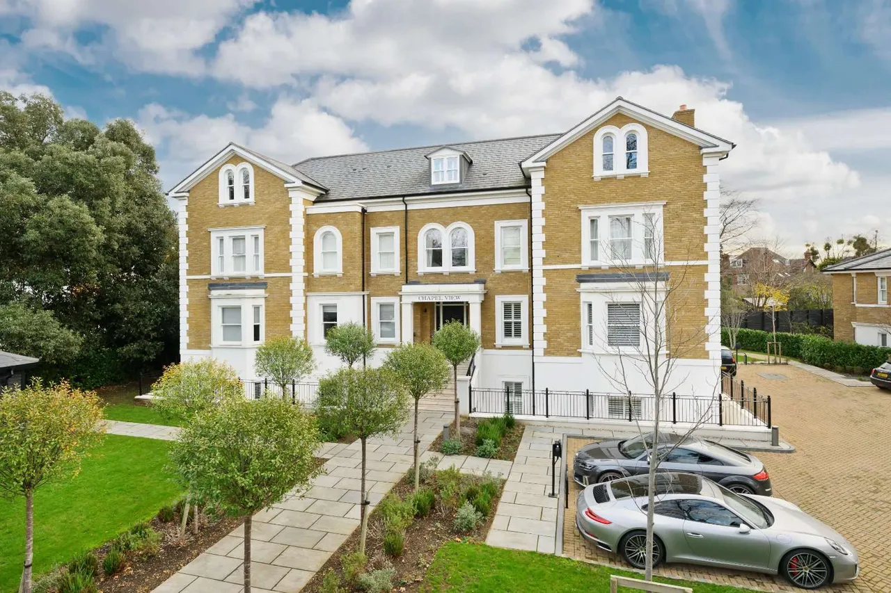 2 bed flat for sale — Church Road, East Molesey, Surrey, KT8 9DS