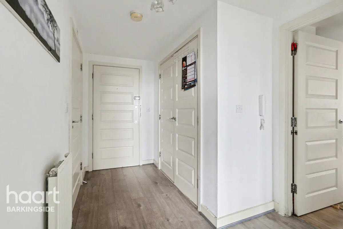 Parham Drive, Gants Hill, IG2, photo 2