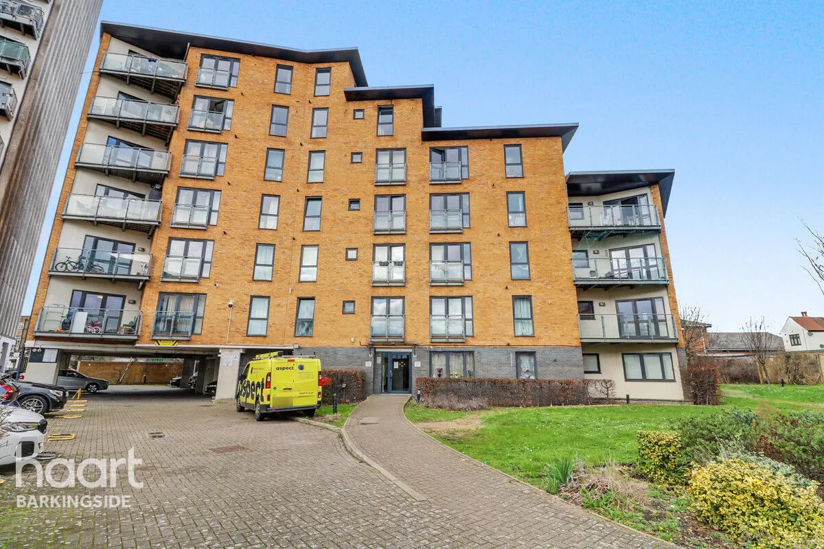 2 bed flat for sale, Parham Drive, Gants Hill, IG2