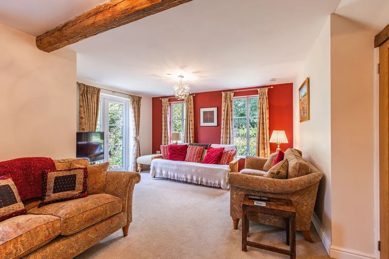 Beautifully Restored Detached Country, photo 9