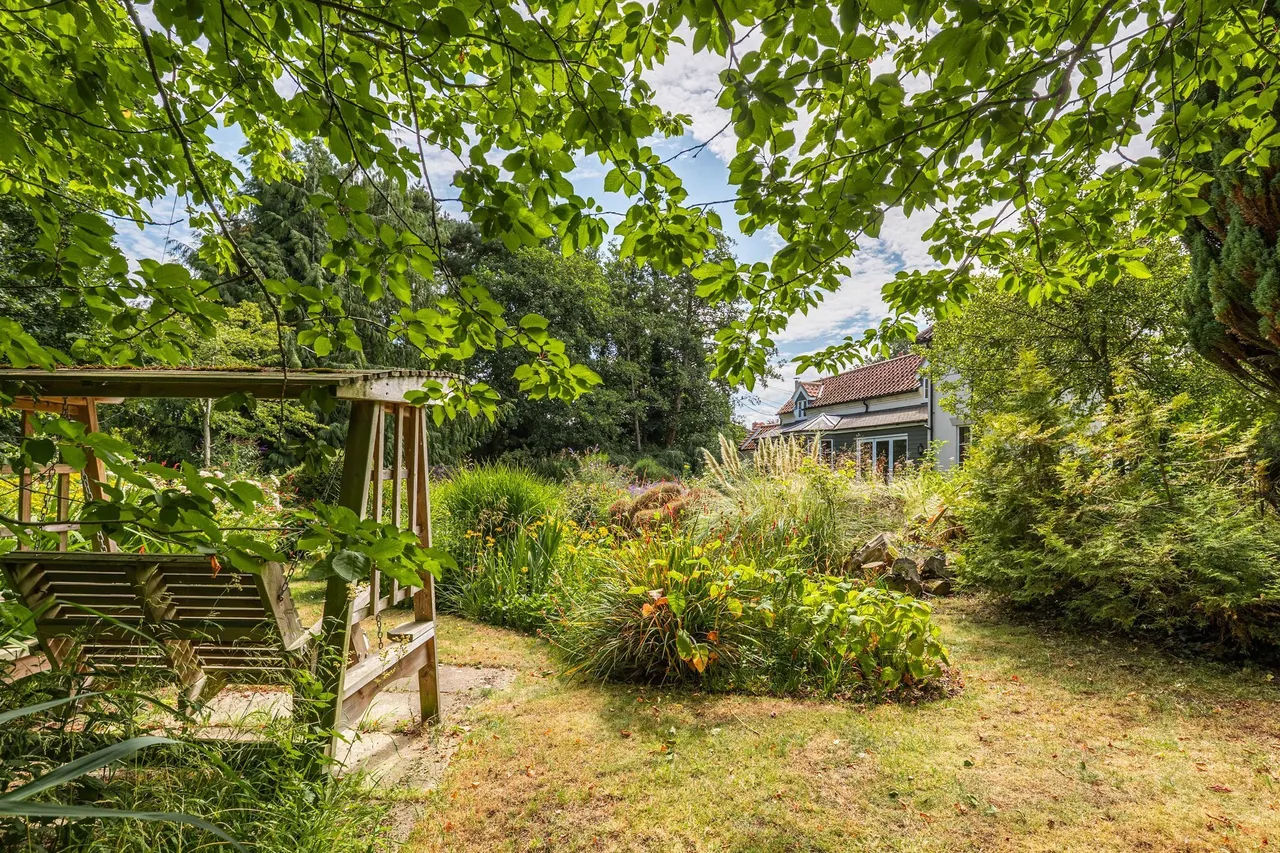 Beautifully Restored Detached Country, photo 24