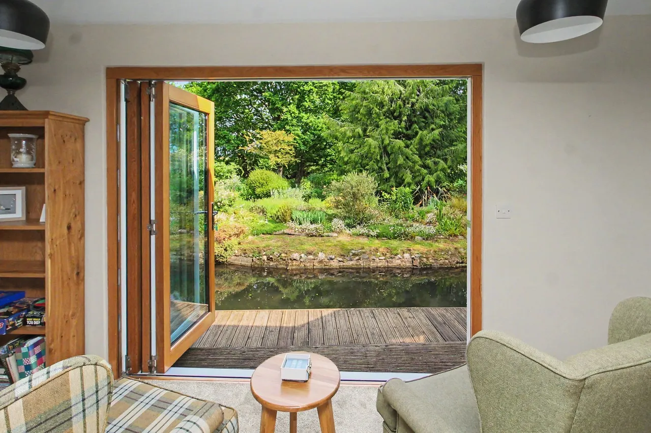 Beautifully Restored Detached Country, photo 18