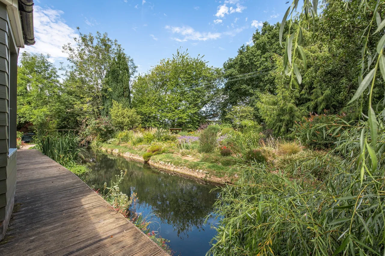 Beautifully Restored Detached Country, photo 21