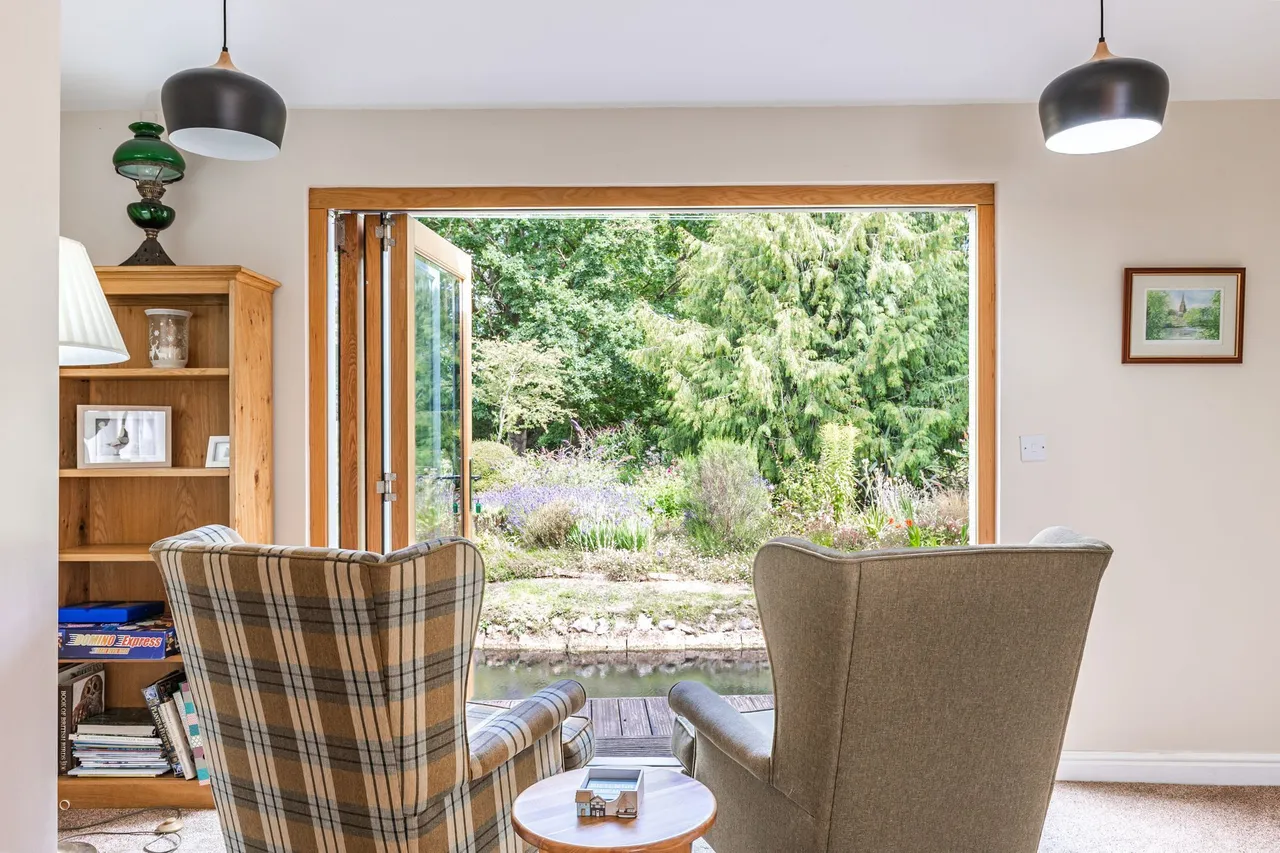Beautifully Restored Detached Country, photo 3