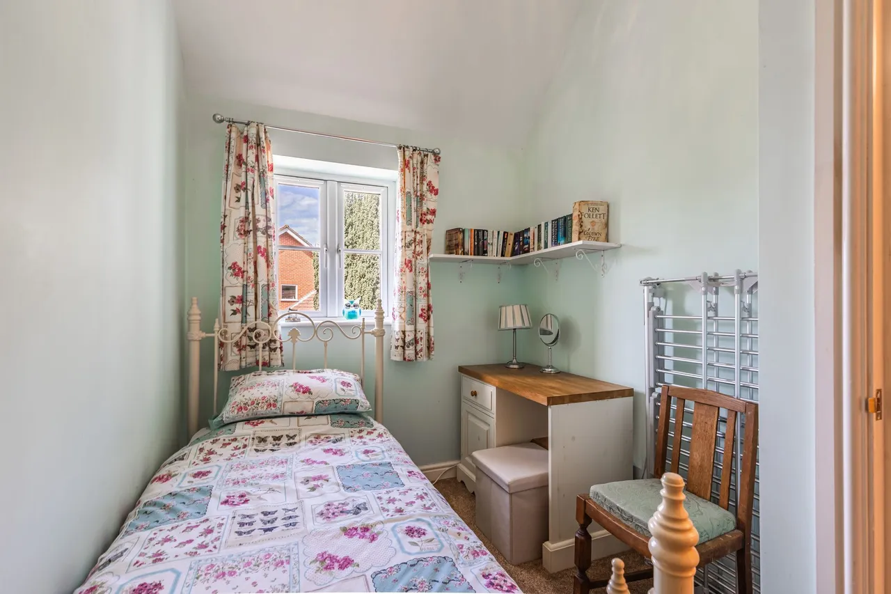 Beautifully Restored Detached Country, photo 15
