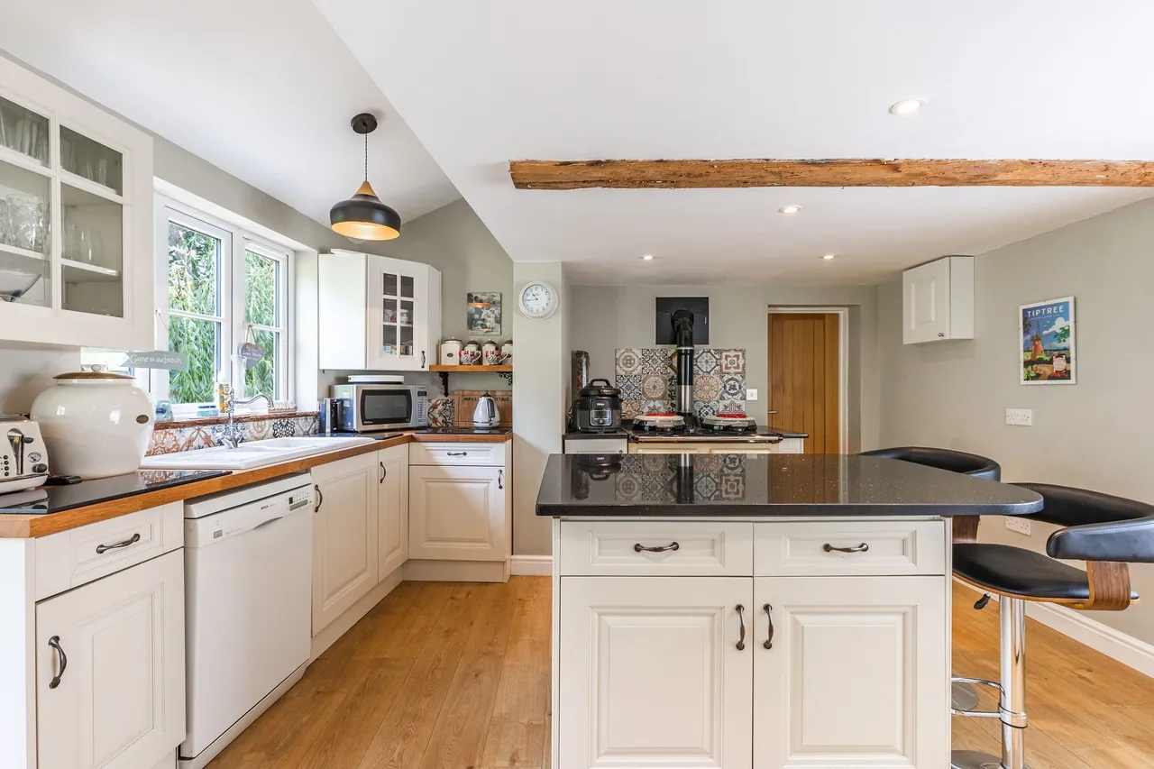 Beautifully Restored Detached Country, photo 5