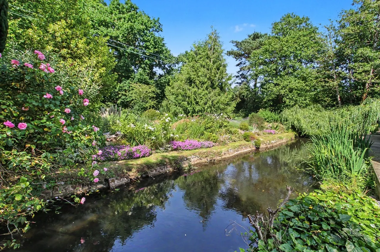 Beautifully Restored Detached Country, photo 19