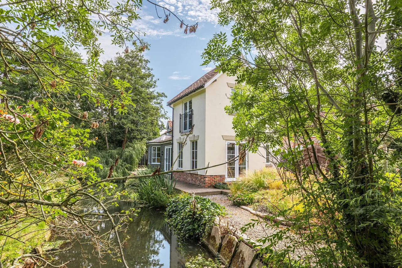 Beautifully Restored Detached Country, photo 22