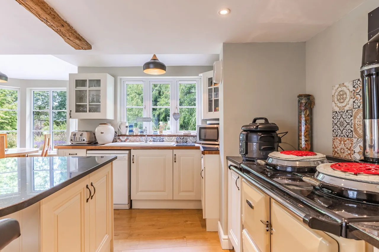 Beautifully Restored Detached Country, photo 6