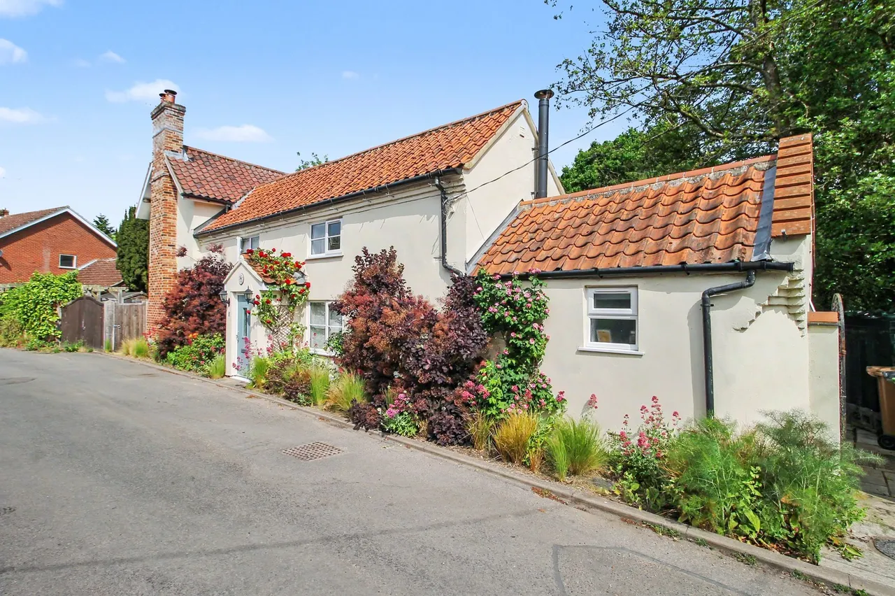 Beautifully Restored Detached Country, photo 4