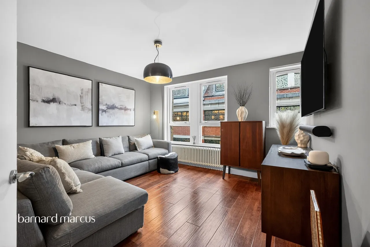 2 bed flat for sale — Charing Cross Road, London