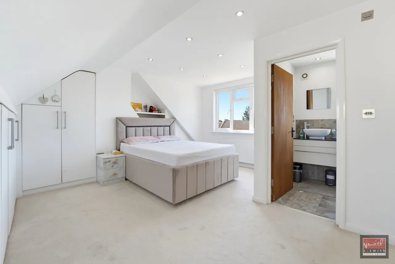 Gloucester Crescent, Staines-upon-Thames, TW18, photo 2
