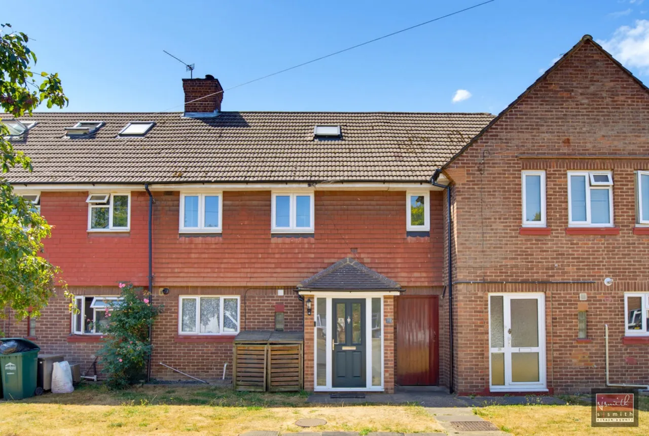 3 bed property for sale, Gloucester Crescent, Staines-upon-Thames, TW18