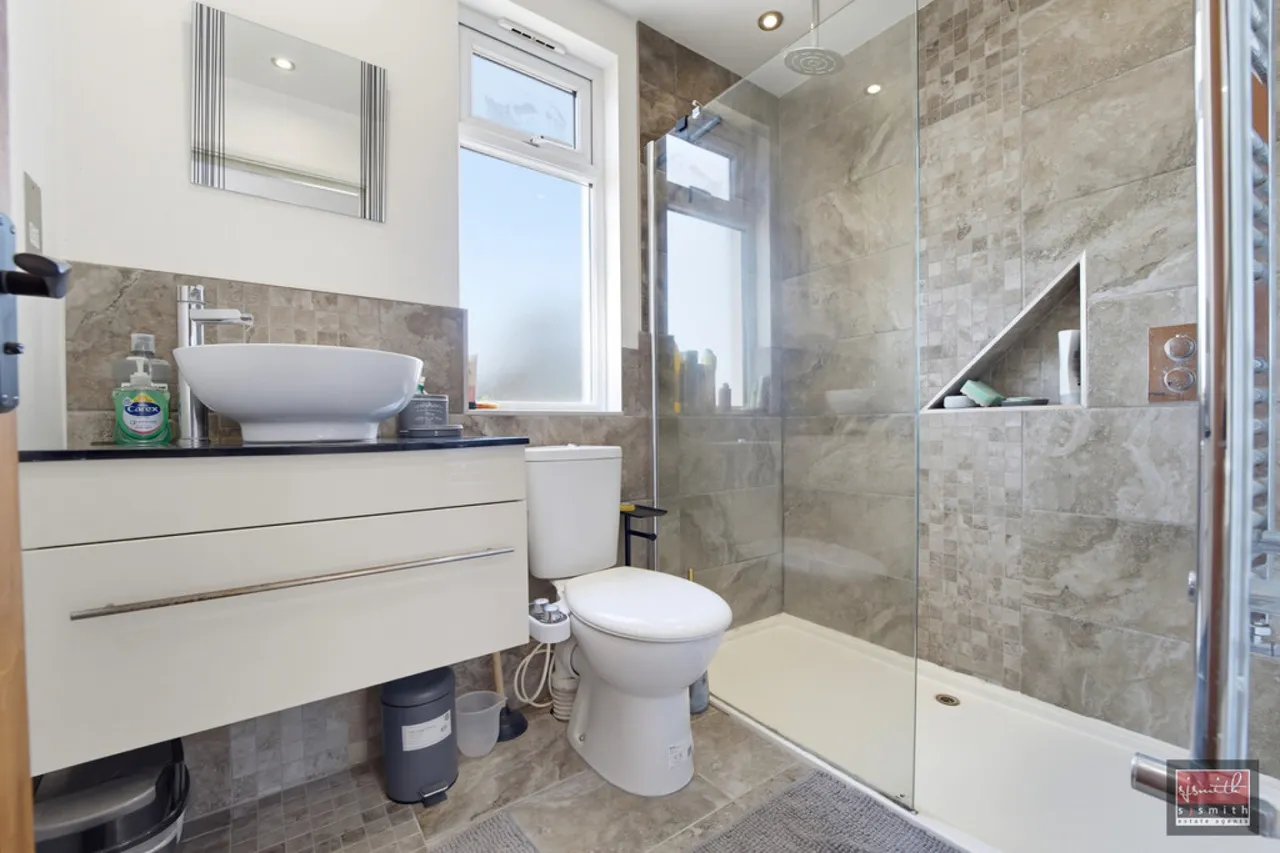 Gloucester Crescent, Staines-upon-Thames, TW18, photo 14