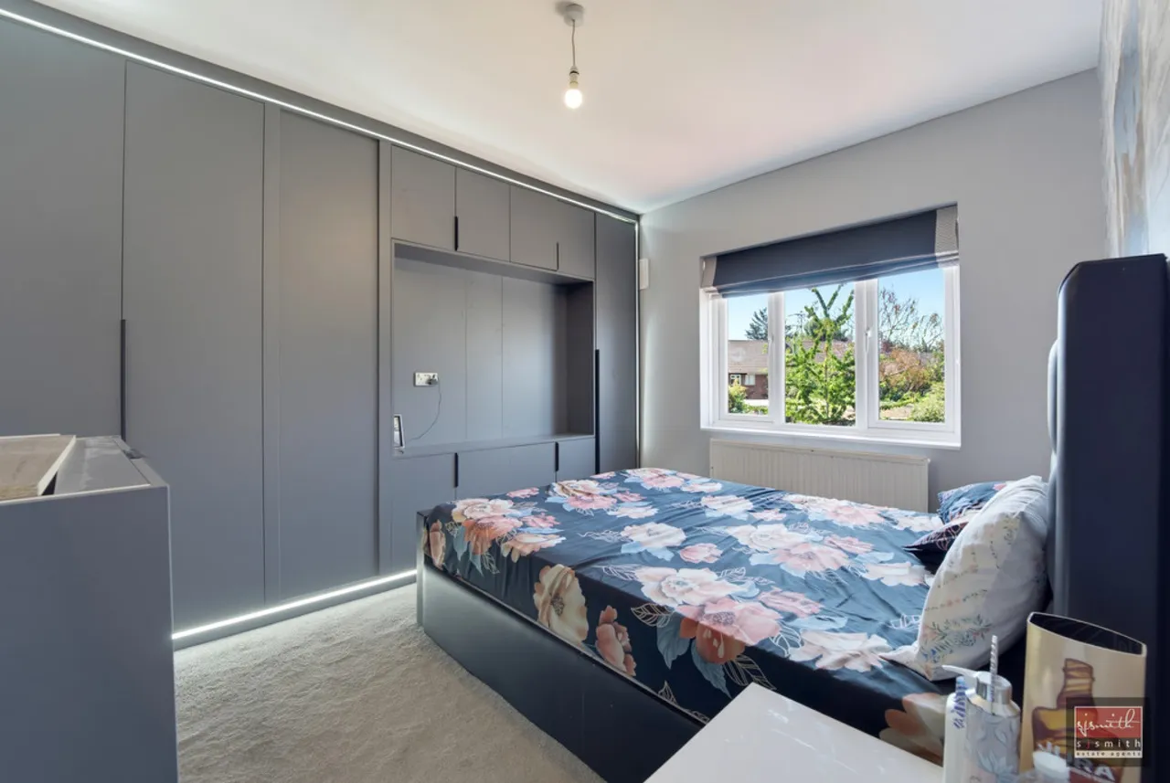 Gloucester Crescent, Staines-upon-Thames, TW18, photo 4