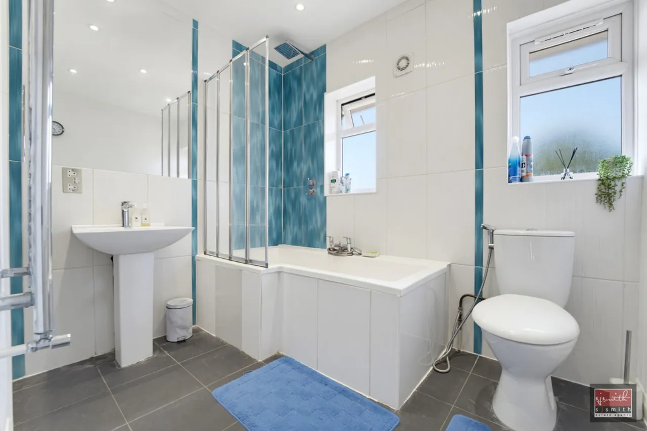 Gloucester Crescent, Staines-upon-Thames, TW18, photo 12
