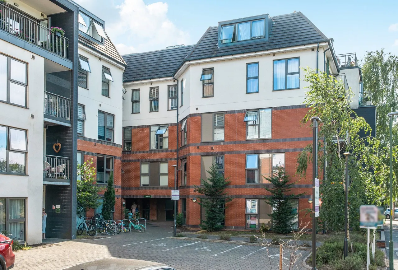 2 bed flat for sale — Mill Green Road, Mitcham, CR4 4FQ
