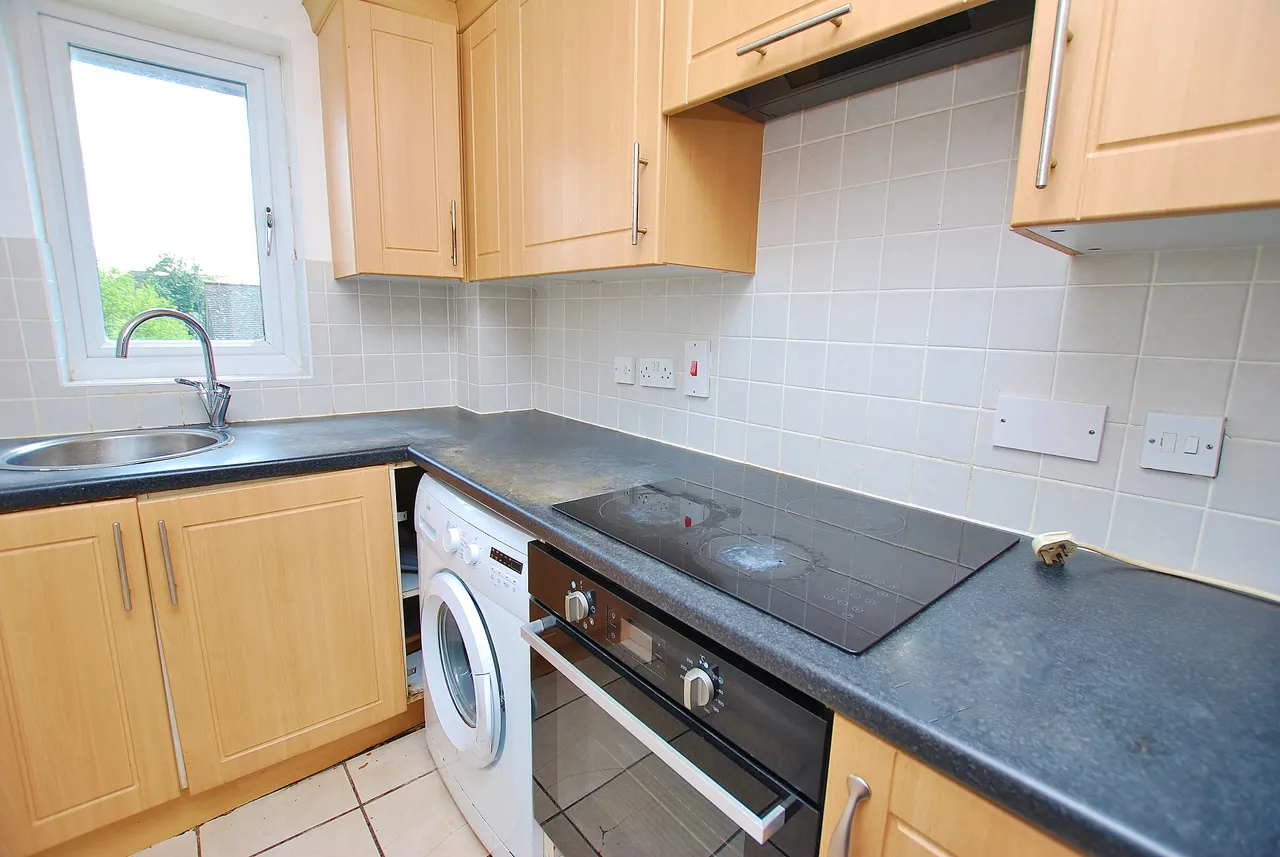 Belvedere Close, Guildford, GU2, photo 2