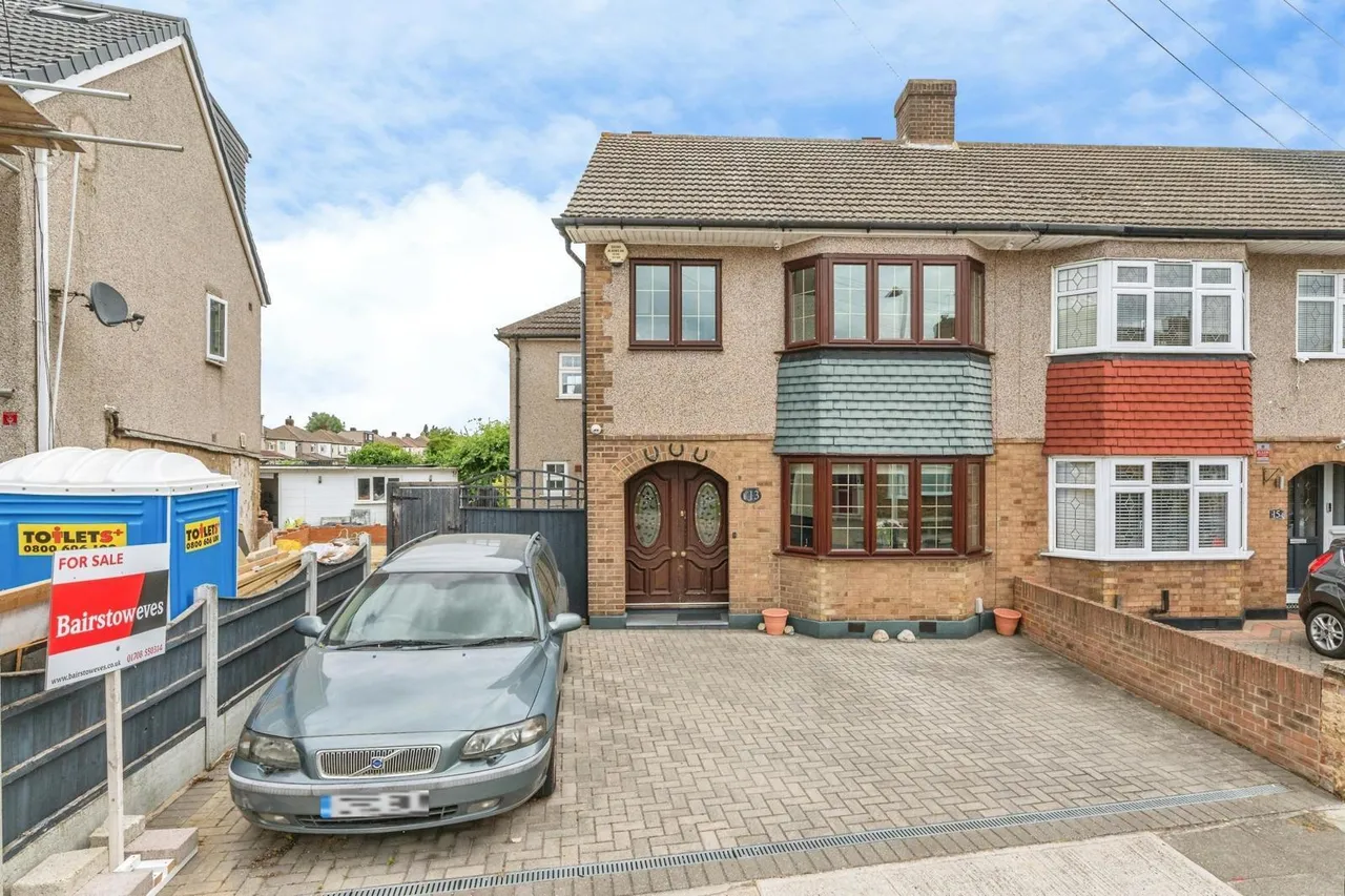 5 bed house for sale — South Hall Drive, Rainham, RM13