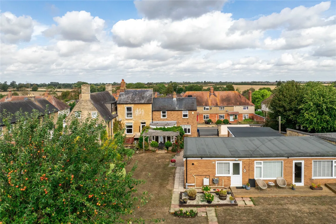 6 bed house for sale, High Street, Potterspury, NN12