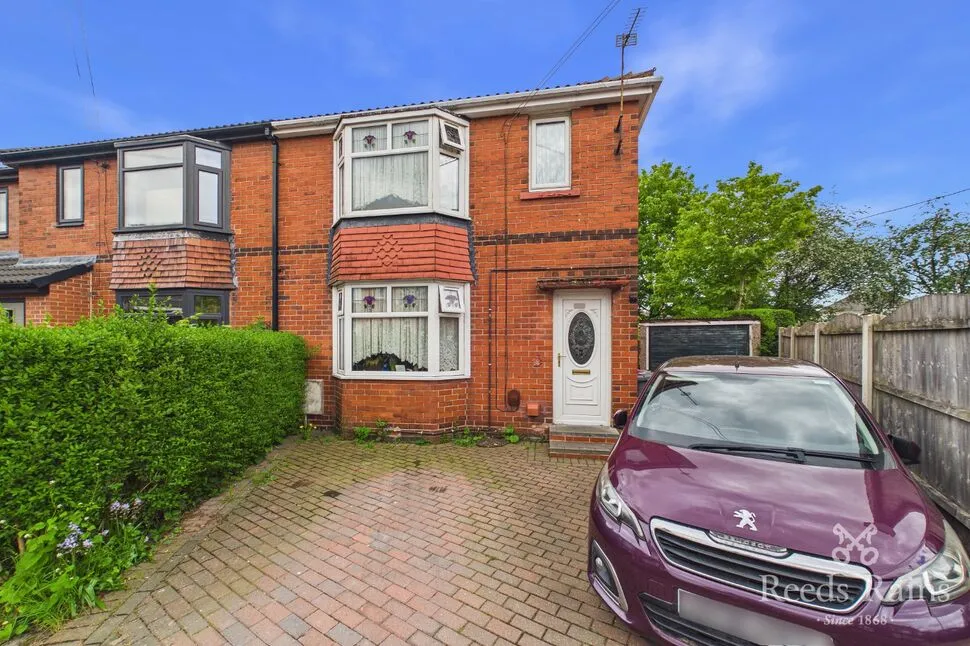 3 bed house for sale — Reasby Avenue, Ravenfield, South Yorkshire, S65