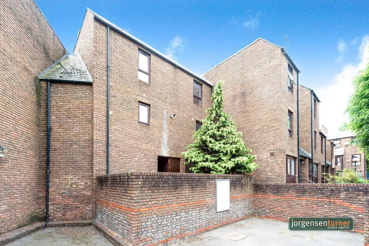 4 bed house for sale — Exhibition Close, White City, W12