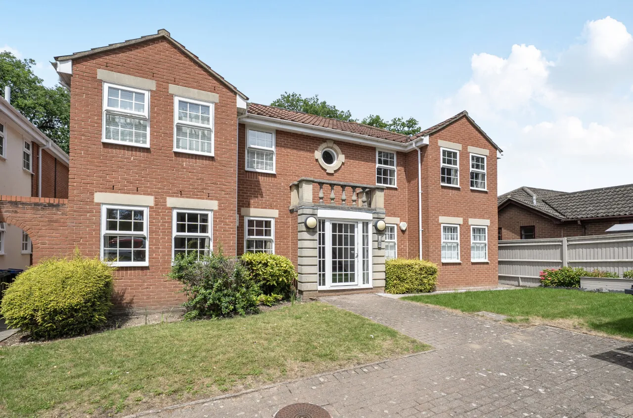 2 bed flat for sale — Raleigh Way, Frimley, Camberley, Surrey, GU16 8RH