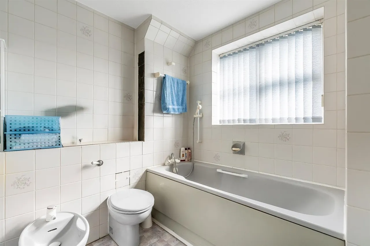 Ashwood Park, Fetcham, KT22, photo 11