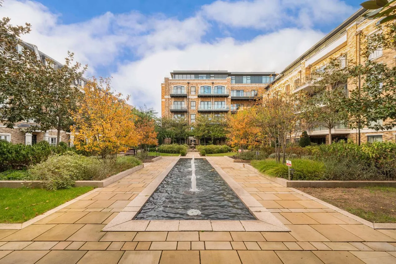 3 bed flat for sale, Palladian Gardens, London, W4