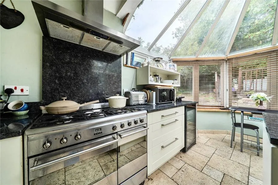 London Road, Bagshot, GU19, photo 7