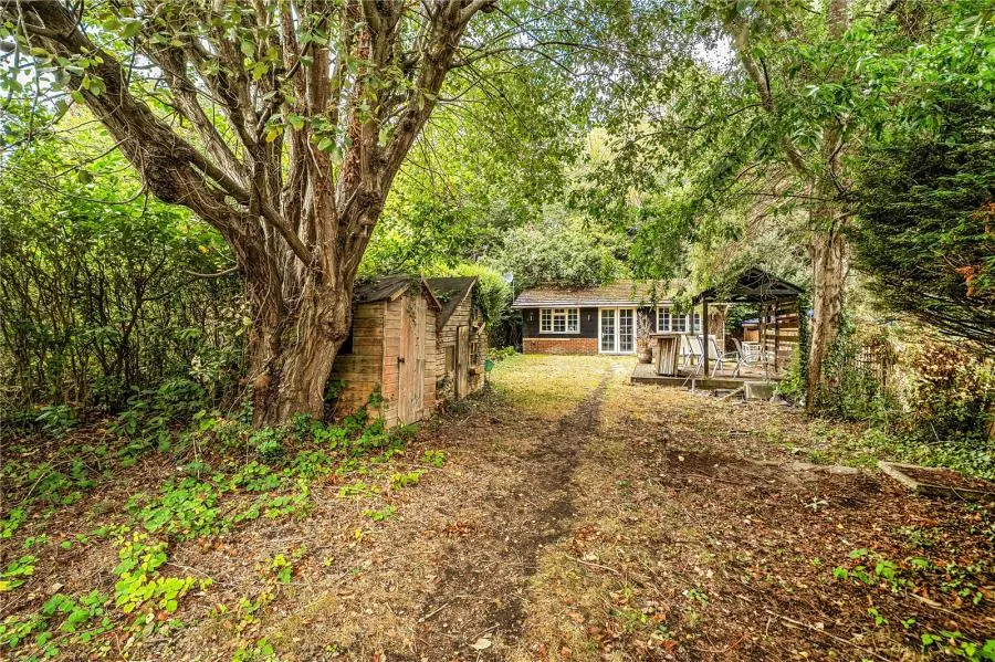 London Road, Bagshot, GU19, photo 20