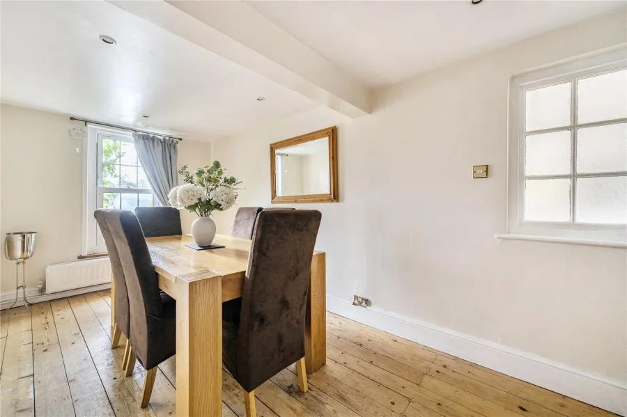 London Road, Bagshot, GU19, photo 3