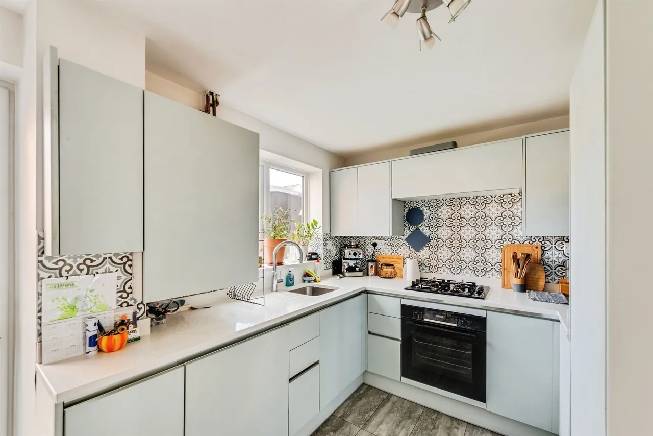 Saxton Walk, Shaw, SN5, photo 5