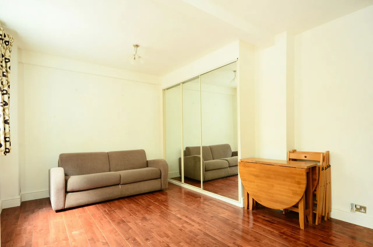 flat for sale — 8 Florin Court, 6-9 Charterhouse Square, London