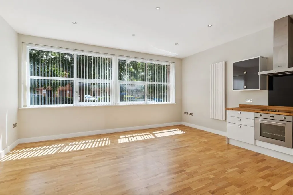 Furlong Road, Bourne End SL8 5BB, photo 2