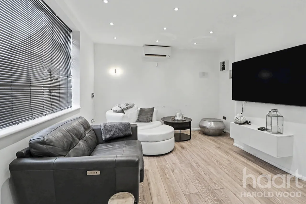 Dudley Gardens, Harold Hill, RM3, photo 2