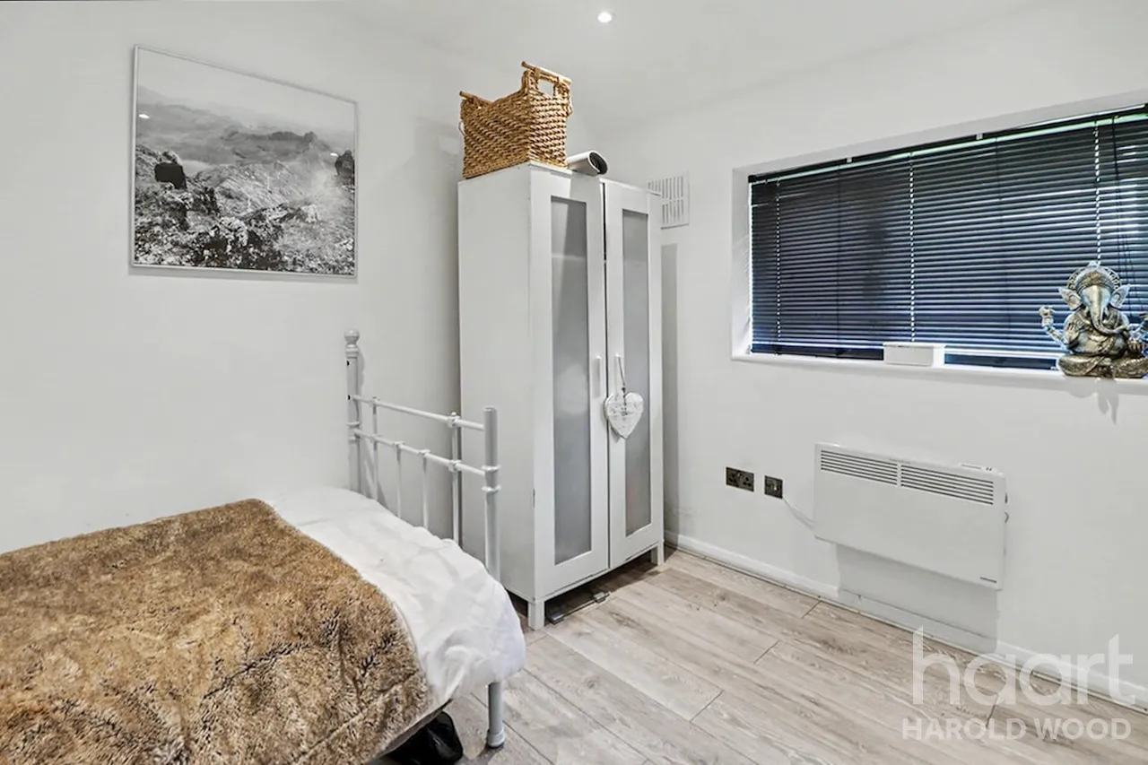 Dudley Gardens, Harold Hill, RM3, photo 6