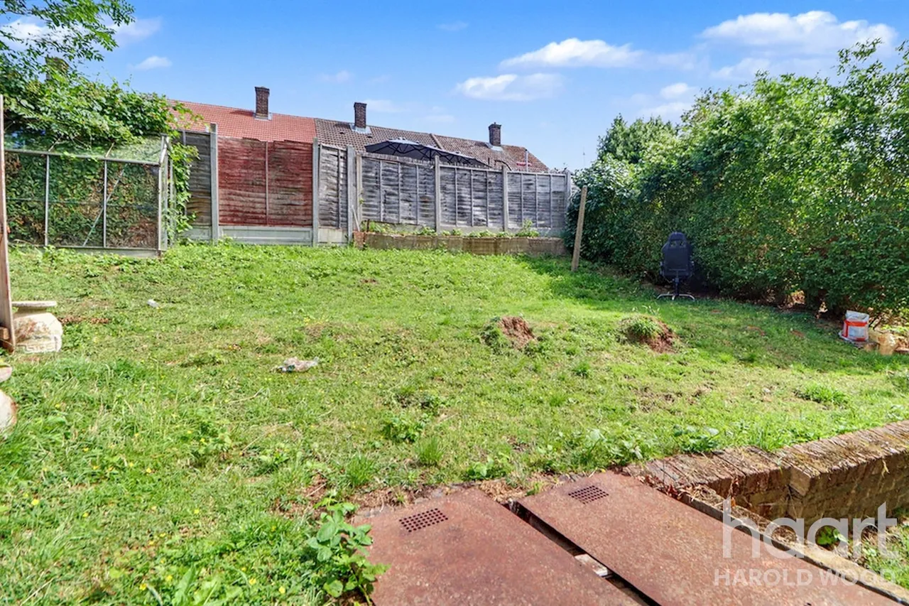 Dudley Gardens, Harold Hill, RM3, photo 8