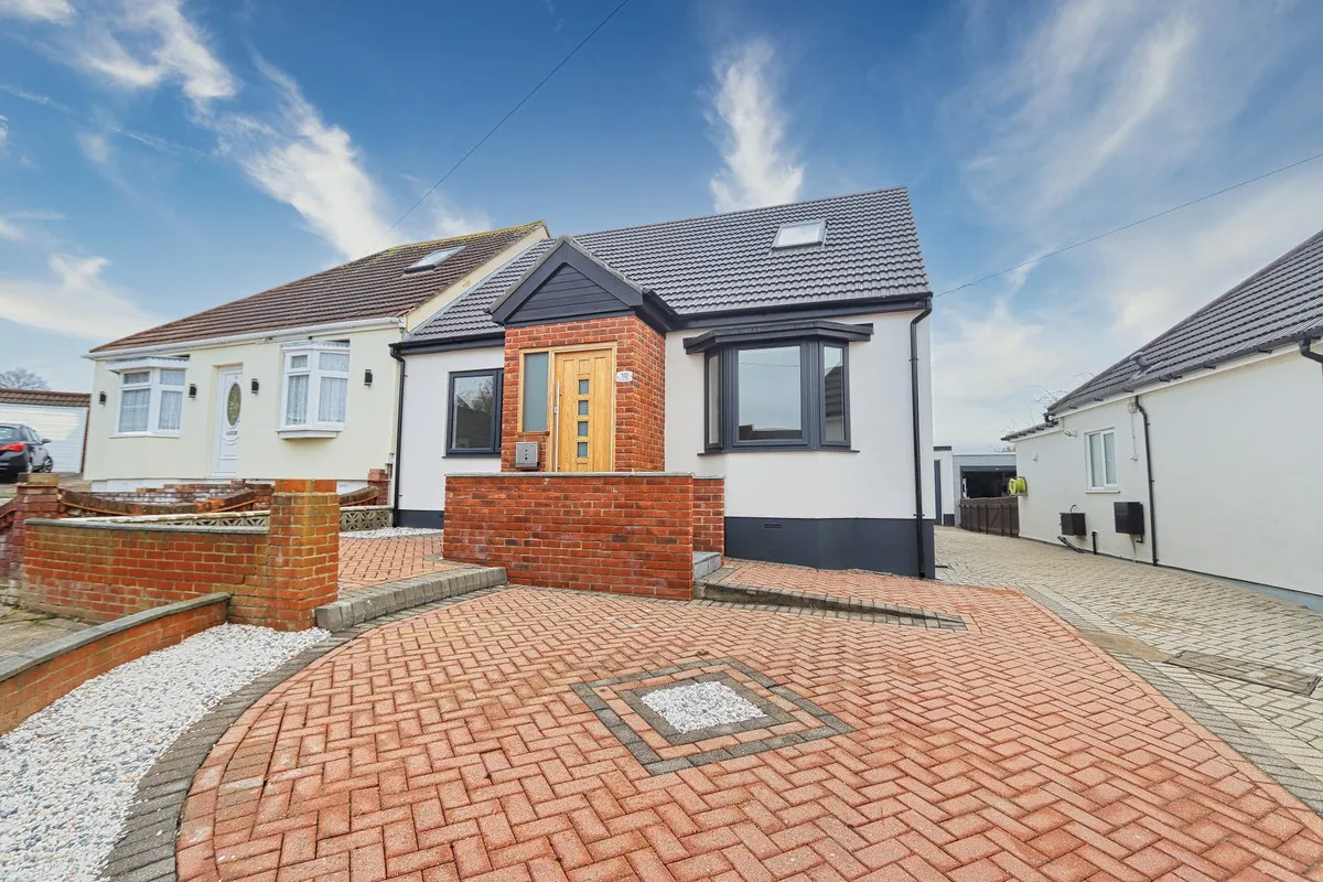 4 bed house for sale — Merlin Gardens, Romford, RM5 3YD