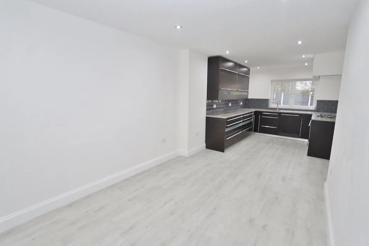 Merlin Gardens, Romford, RM5 3YD, photo 8