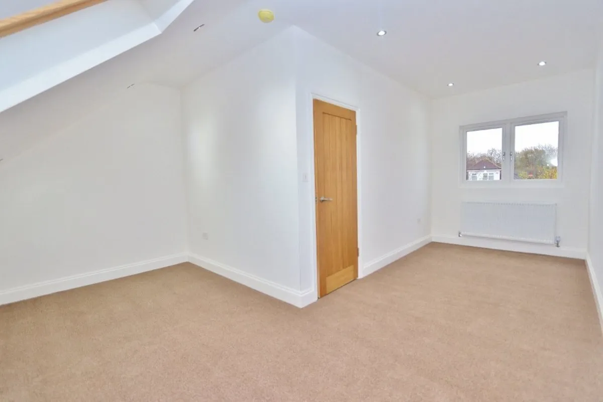 Merlin Gardens, Romford, RM5 3YD, photo 5