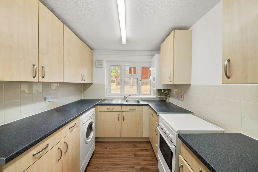 Lilian Board Way, Greenford, UB6, photo 2