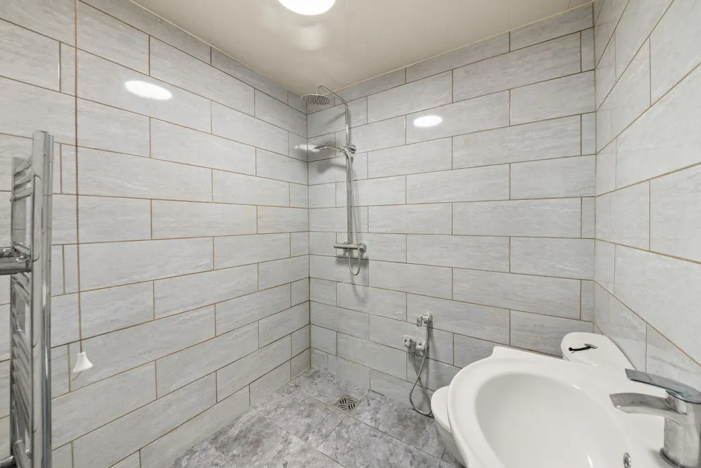 Lilian Board Way, Greenford, UB6, photo 6