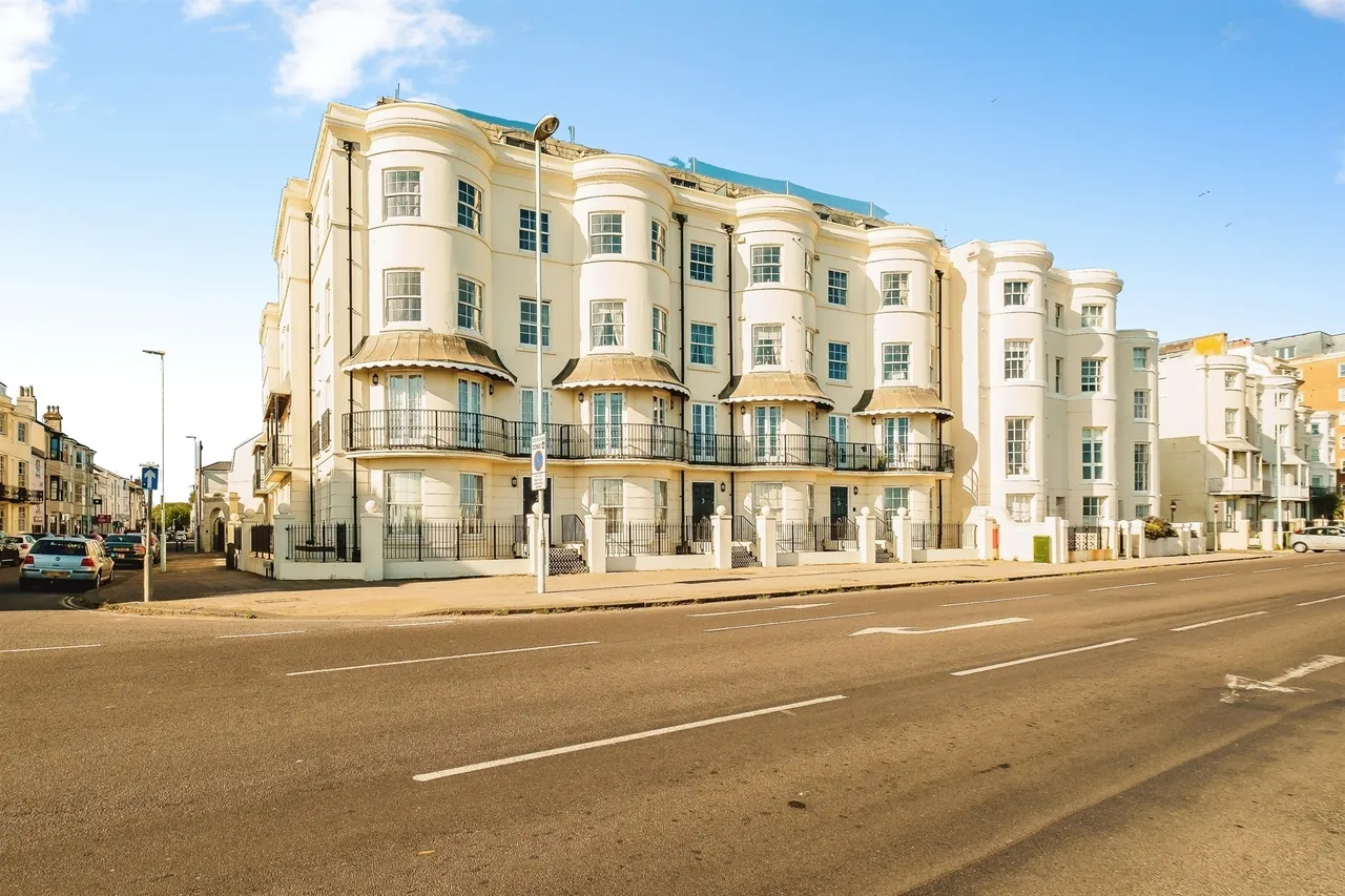 2 bed flat for sale — Marine Parade, Worthing