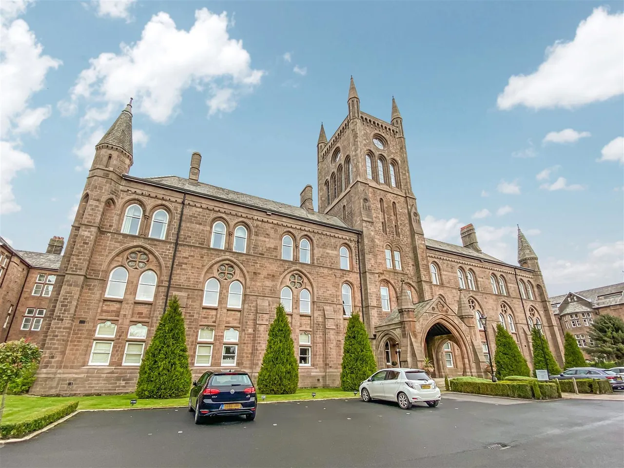 3 bed flat to rent, The Residence, A large duplex apartment with 2 balconies, LA1