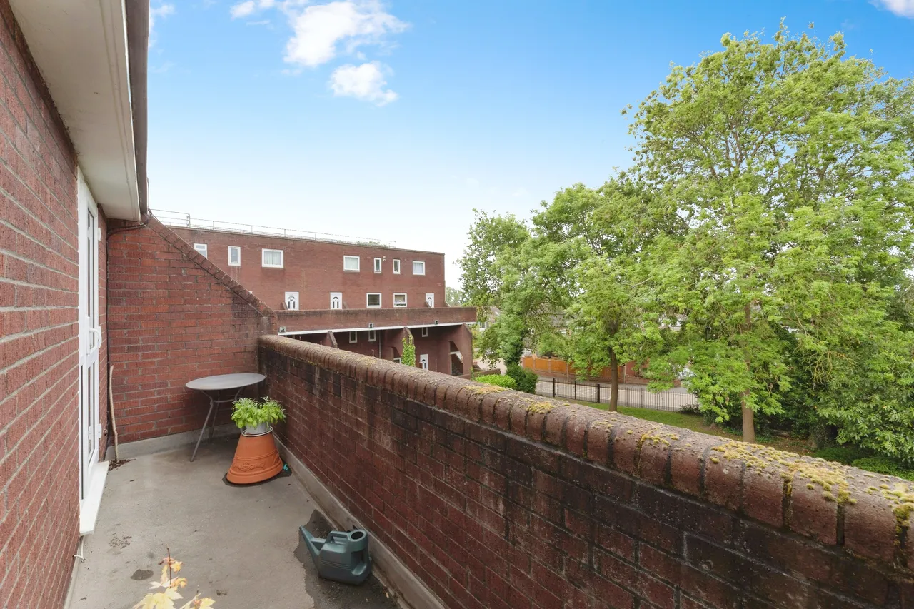 3 bed flat for sale, Tamar Square, Woodford Green, IG8