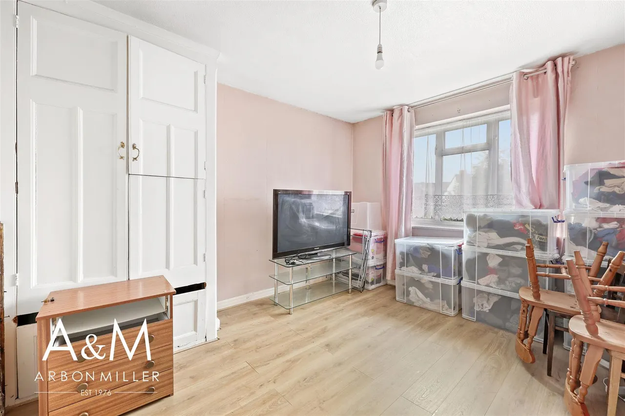 Roll Gardens, Gants Hill, Essex, Ilford, IG26TN, photo 17