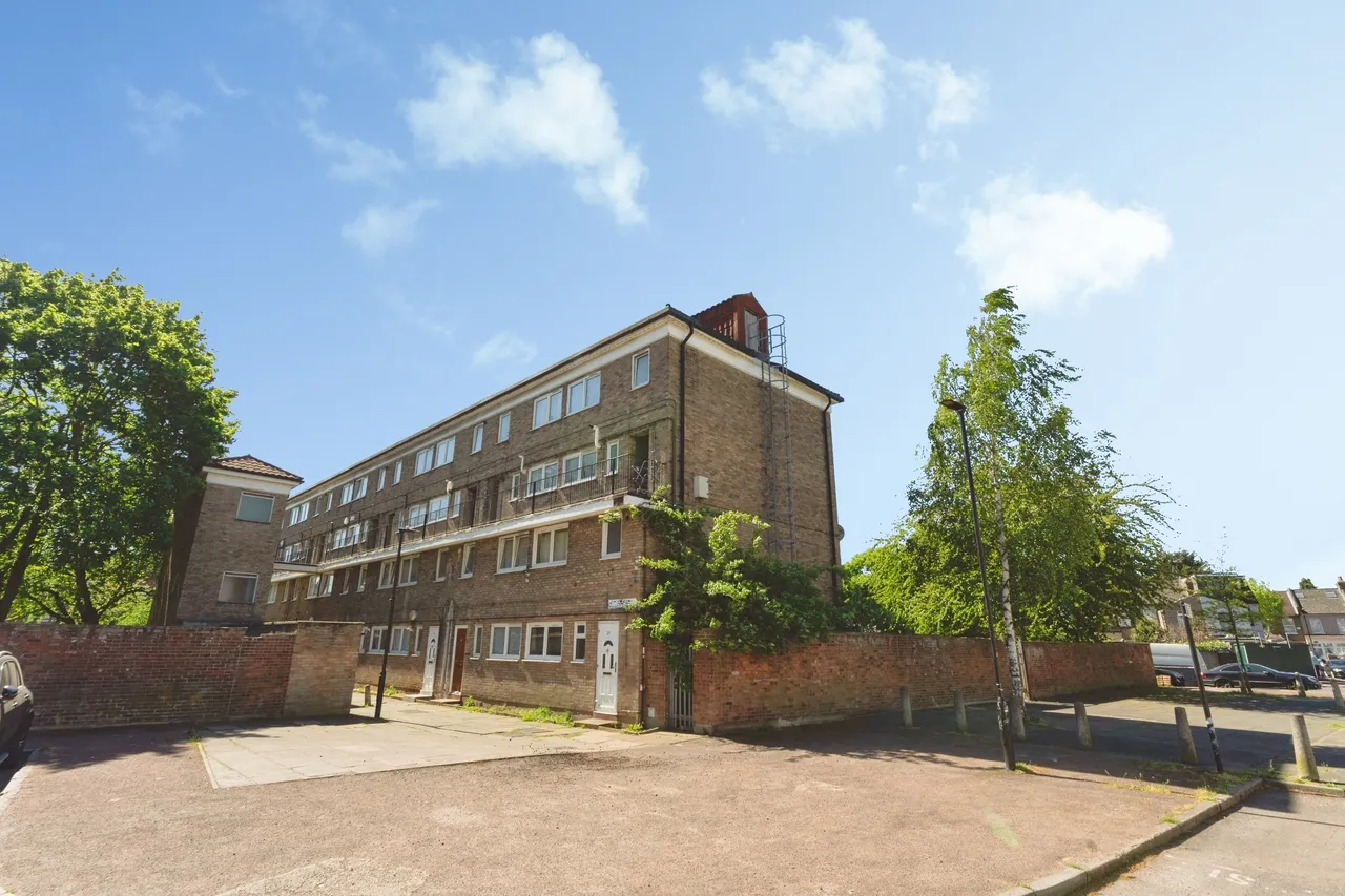 3 bed flat for sale, Eastbourne Road, London, E6