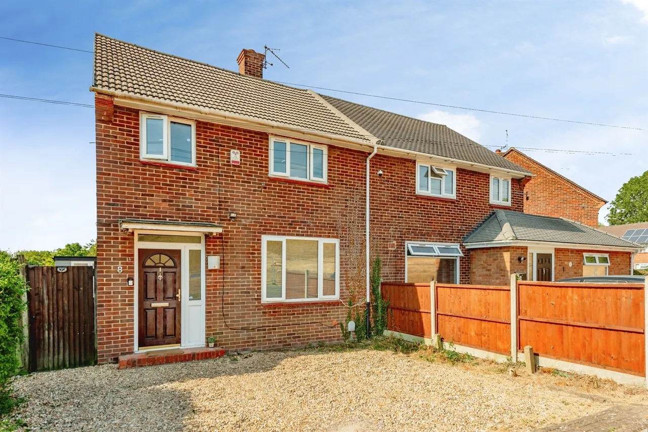 3 bed house for sale — Malmstone Avenue, Merstham, Redhill