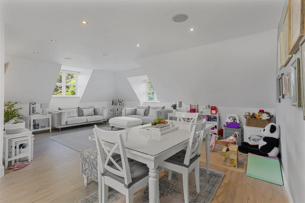 Upper Mulgrave Road, Cheam, SM2 7AY, photo 2